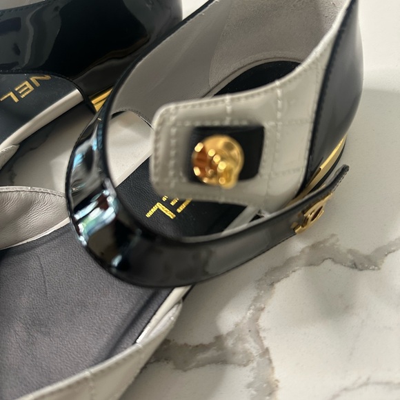 Chanel Interlocking CC Logo Leather Flats - Picture 8 of 9